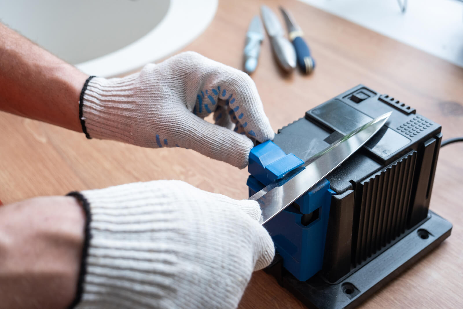 An electric knife sharpener