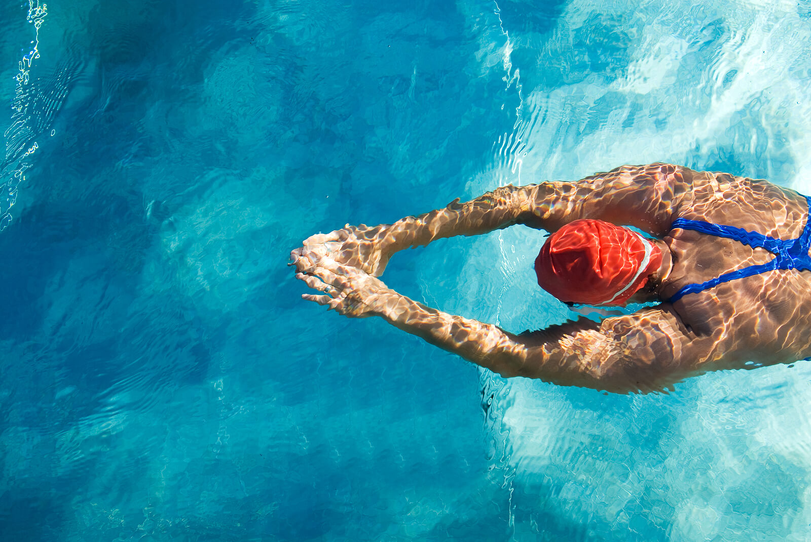 A diver in a swimming pool